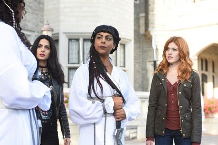 Emeraude Toubia and Katherine McNamara in Shadowhunters (2016)