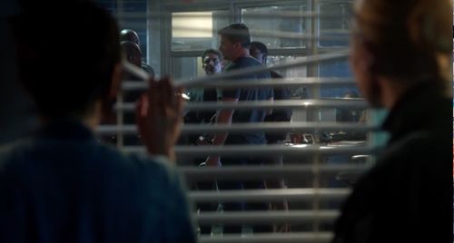 Tom Welling and Eric Brenner in Lucifer (2016)