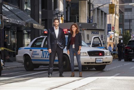 Luke Roberts and Sarah Greene in Ransom (2017)