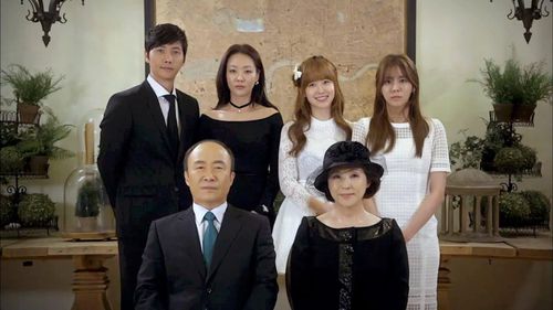 Du-shim Ko, Sang-woo Lee, and Kim You-Jin in High Society (2015)