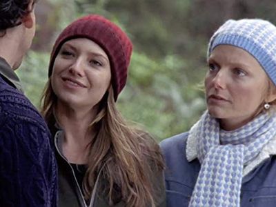 Alexandra Schepisi and Anna Torv in The Secret Life of Us (2001)