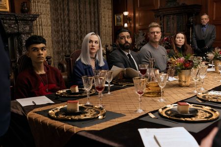 Mark Hamill, Sauriyan Sapkota, Samantha Sloyan, Kate Siegel, Matt Biedel, and Rahul Kohli in The Fall of the House of Us