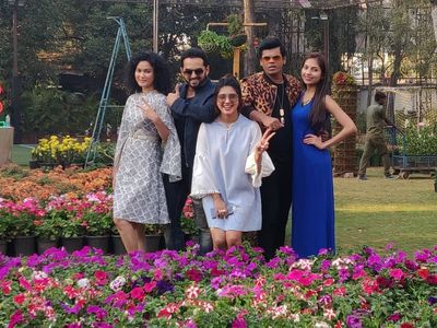 Siddarth Jadhav, Rani Agarwal, Saurabh Gokhale, Sanskruti Balgude, and Neetha Shetty in Sarva Line Vyasta Aahet (2019)