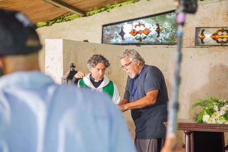Luis Del Valle como Sacerdote en 