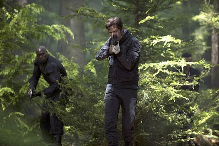 Henry Ian Cusick and Jojo Ahenkorah in The 100 (2014)