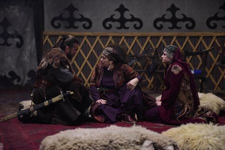 Hülya Darcan, Engin Altan Düzyatan, and Esra Bilgiç in Dirilis: Ertugrul (2014)