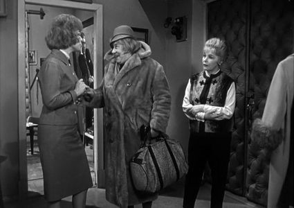Vera Maretskaya, Ninel Myshkova, and Faina Ranevskaya in Lyogkaya zhizn (1964)