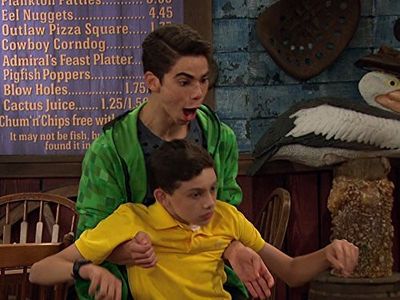 Cameron Boyce and Felix Avitia in Gamer's Guide to Pretty Much Everything (2015)