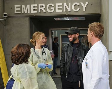 Pete Chatmon directing Grey's Anatomy Episode 1606. Rehearsing with Chandra Wilson, Kim Raver, and Greg Germann.