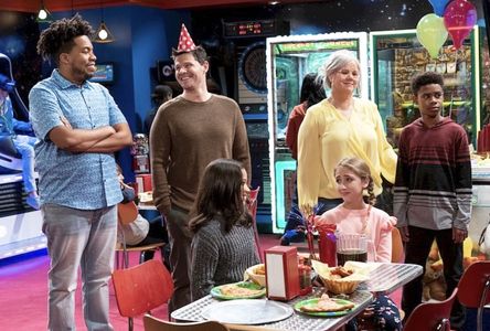 Caroline Rhea, Ian Reed Kesler, Ava Kolker, Winston A. Marshall, Joachim Powell, and Ruth Righi in Sydney to the Max: As