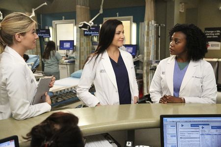 Marika Dominczyk, Jerrika Hinton, and Tessa Ferrer in Grey's Anatomy (2005)