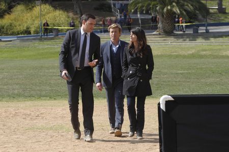 Robin Tunney, Simon Baker, and Owain Yeoman in The Mentalist (2008)
