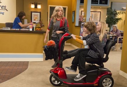 Jennette McCurdy, Emily Skinner, and Griffin Kane in Sam & Cat (2013)