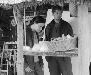 Still shot of Alec Whaite and Carme Elias in La distancia más larga