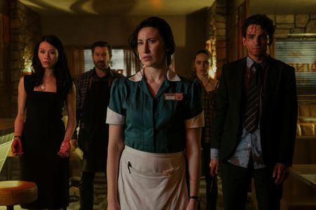 Steven Brand, Lourdes Faberes, Daisy Head, Laurie Davidson, and Emma Duncan in The Sandman (2022)