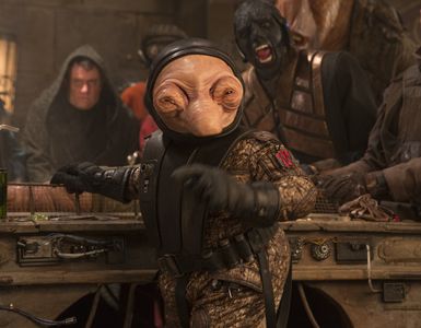 Warwick Davis, Cavin Cornwall, and D.C. Barns in Star Wars: Episode VII - The Force Awakens (2015)