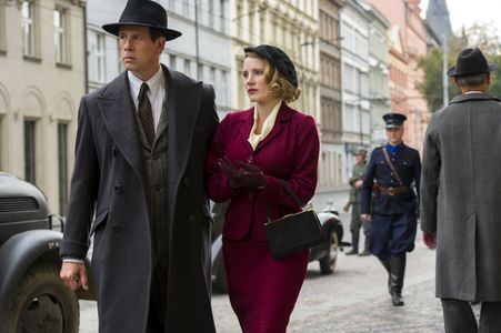 Johan Heldenbergh and Jessica Chastain in The Zookeeper's Wife (2017)