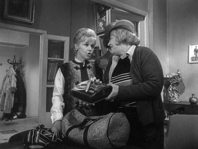 Vera Maretskaya and Faina Ranevskaya in Lyogkaya zhizn (1964)