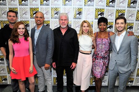 Ron Perlman, Garret Dillahunt, Julian Morris, Ben Watkins, Emayatzy Corinealdi, Alona Tal, and Elizabeth McLaughlin at a