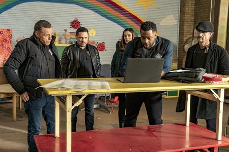 Elias Koteas, Jason Beghe, Nick Wechsler, Marina Squerciati, and LaRoyce Hawkins in Chicago P.D. (2014)