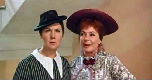 Olga Aroseva and Tamara Chernova in Dva dnya chudes (1970)