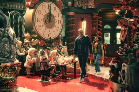 Eddie Murphy, Jillian Bell, and Madison Thomas in Candy Cane Lane (2023)