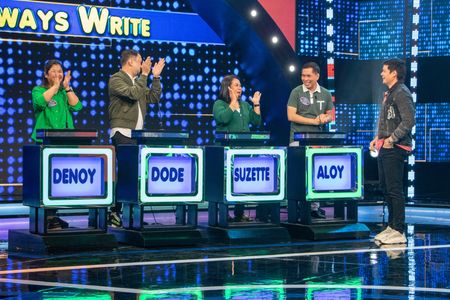 Dingdong Dantes, Aloy Adlawan, Suzette Doctolero, Dode Cruz, and Denoy Navarro-Punio in Family Feud Philippines (2022)
