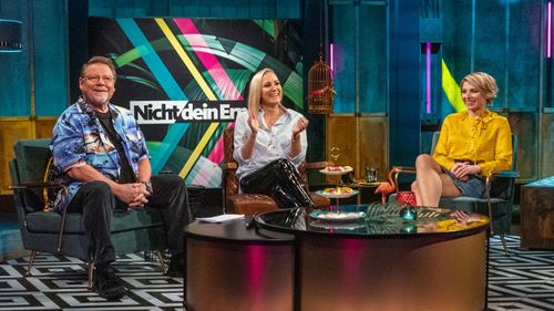 Janine Kunze, Jürgen von der Lippe, and Sabine Heinrich in Nicht dein Ernst! (2020)
