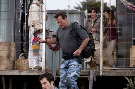 Bruce Campbell, Kiele Sanchez, and Ilza Ponko in Burn Notice: The Fall of Sam Axe (2011)