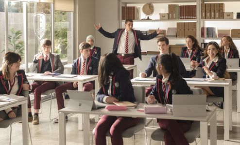 Danna Paola, Miguel Herrán, Mina El Hammani, María Pedraza, Miguel Bernardeau, and Itzan Escamilla in Elite (2018)