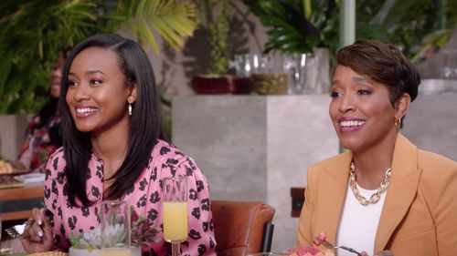 Felice Heather Monteith as Maxine with Katlyn Nichol in ‘black~ish