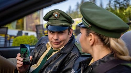 Mitsou Jung and Paul Sedlmeir in Hubert ohne Staller: Tod am Schlafbaum (2022)