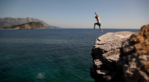 Alex Holdridge and Linnea Saasen in Meet Me in Montenegro (2014)