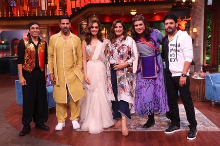 Akshay Kumar, Archana Puran Singh, Manushi Chhillar, Krishna Abhishek, Chandan Prabhakar, and Kapil Sharma in The Kapil 