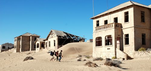 Pablo Padilla, Gift Uzera, and Whilzahn Gelderbloem in El cielo escondido (2016)