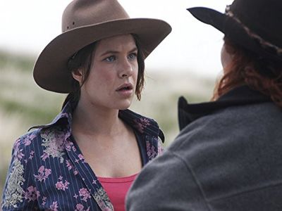 Simmone Mackinnon and Basia A'Hern in McLeod's Daughters (2001)