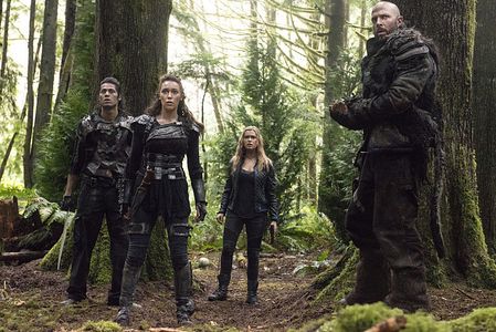 Eliza Taylor, Graham Shiels, Alycia Debnam-Carey, and Arleo Dordar in The 100 (2014)