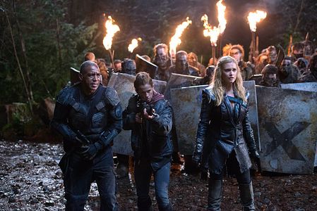 Katie Stuart, Eliza Taylor, and Chris Shields in The 100 (2014)
