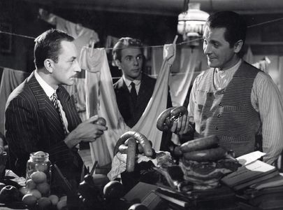 Zdzislaw Maklakiewicz and Adam Pawlikowski in One Room Tenants (1960)