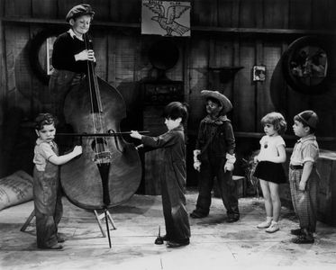 Richard DeNeut, Darla Hood, Sidney Kibrick, George 'Spanky' McFarland, and Carl 'Alfalfa' Switzer in The Pinch Singer (1