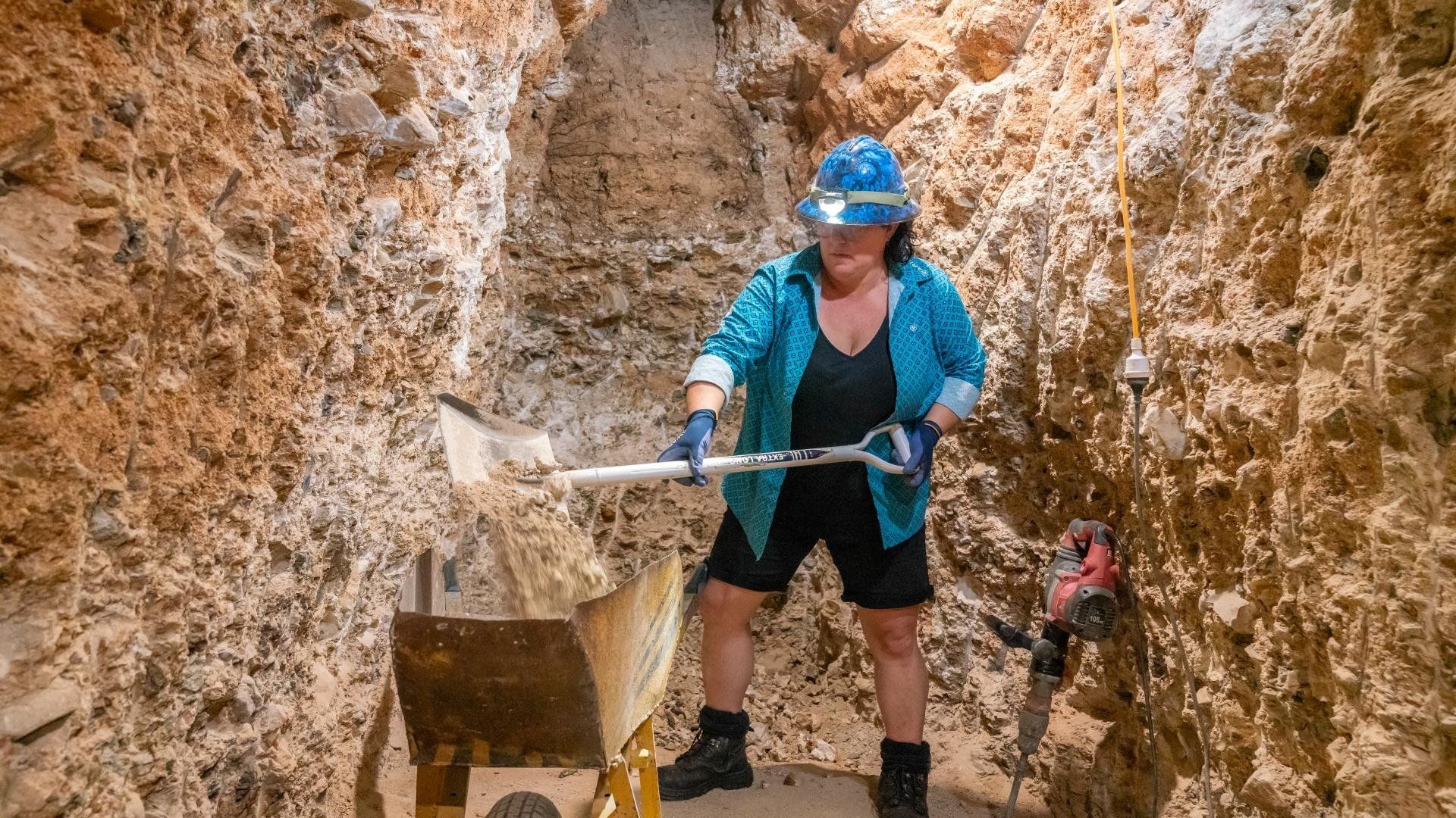 Gem Hunters Down Under background