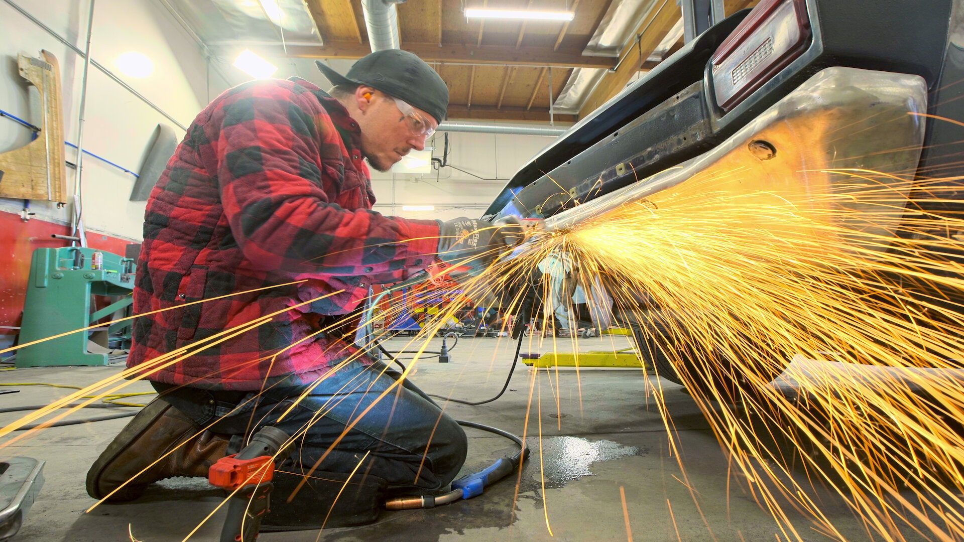Car Masters: Rust to Riches background