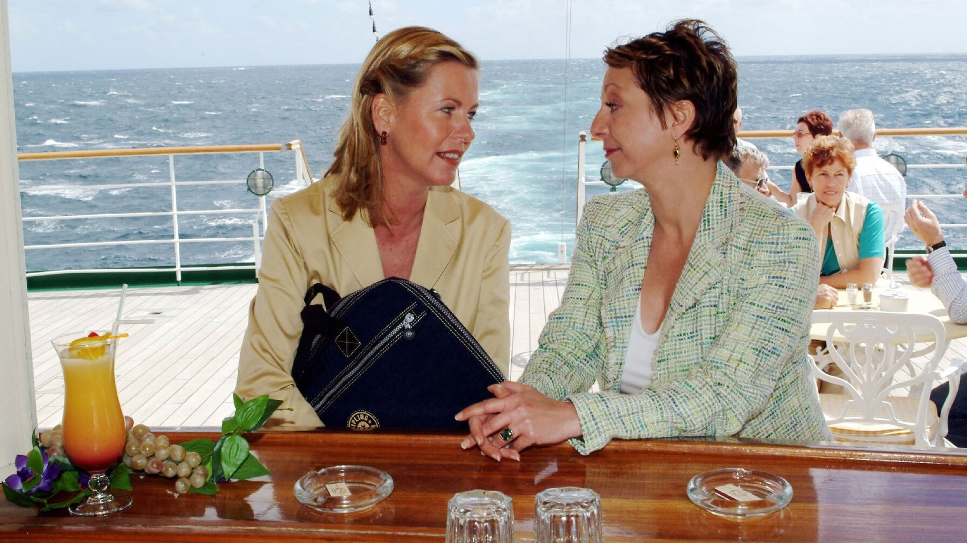 Das Traumschiff background