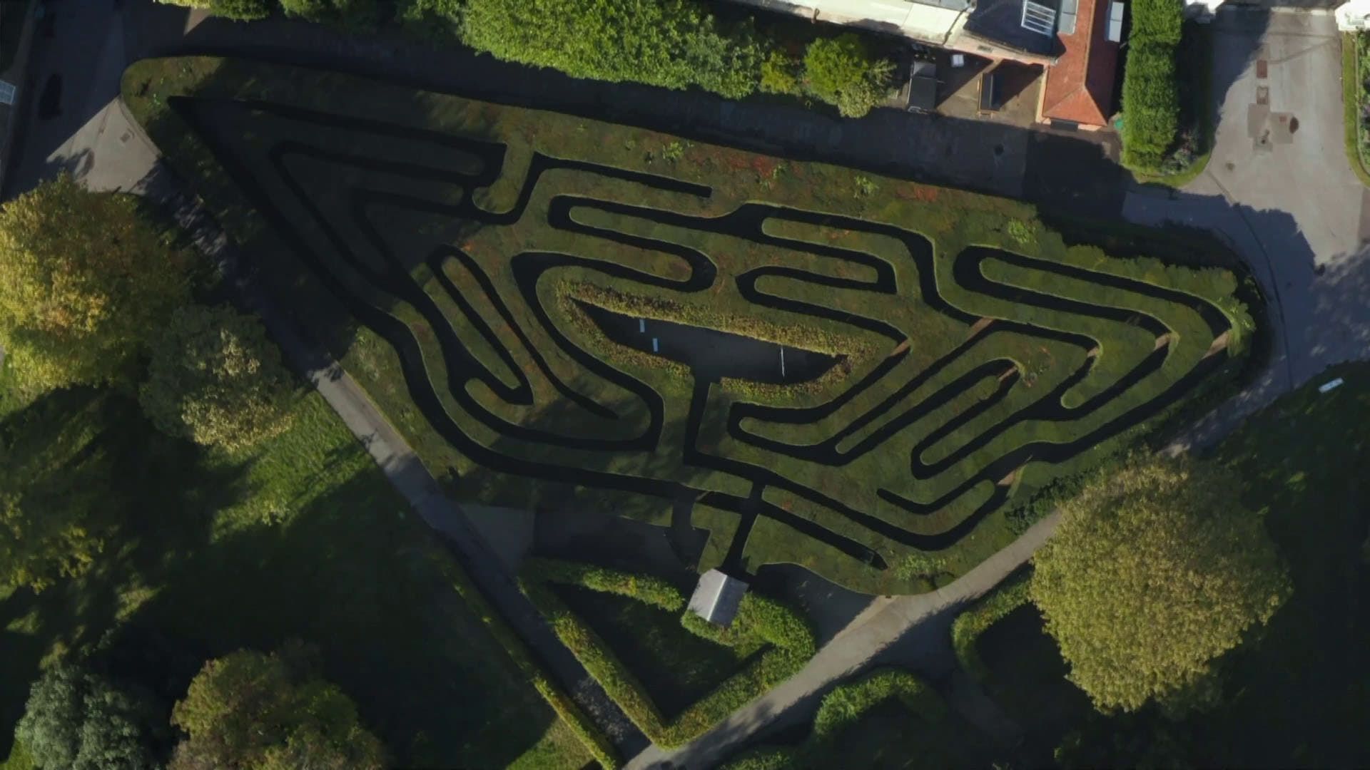 Hampton Court: Behind Closed Doors background