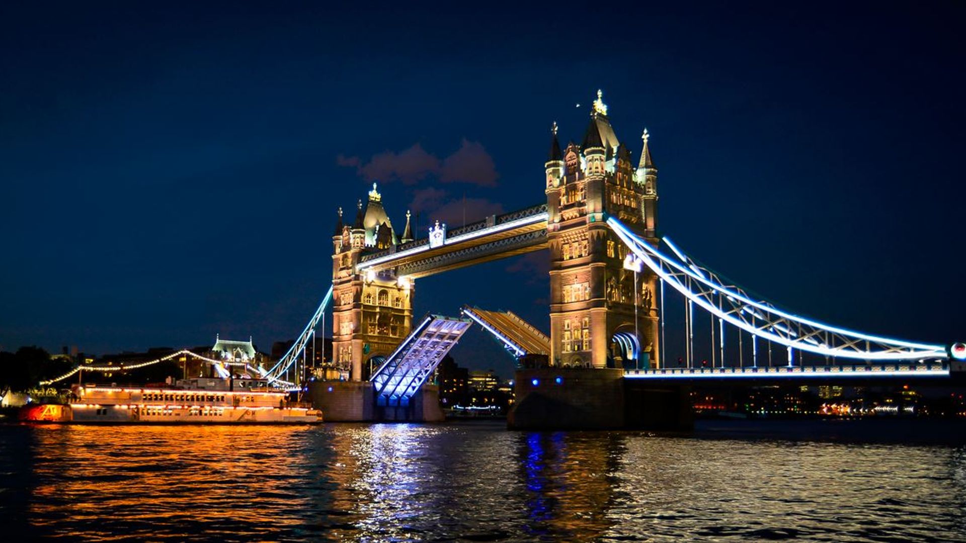 Britain's Greatest Bridges background