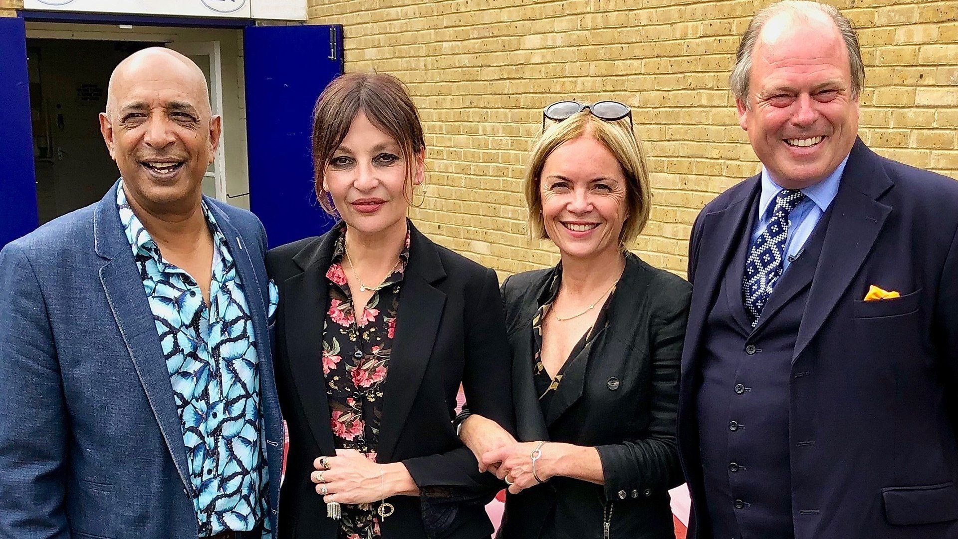 Celebrity Antiques Road Trip background