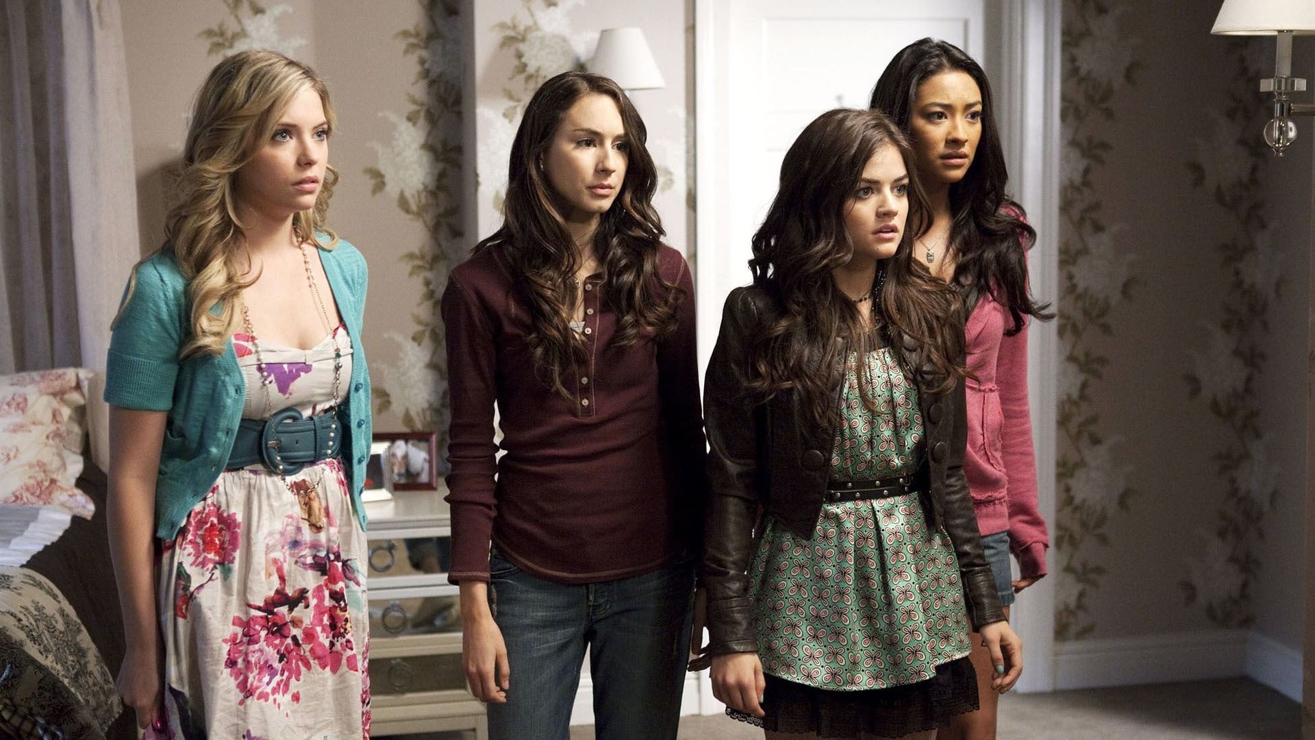Pretty Little Liars background