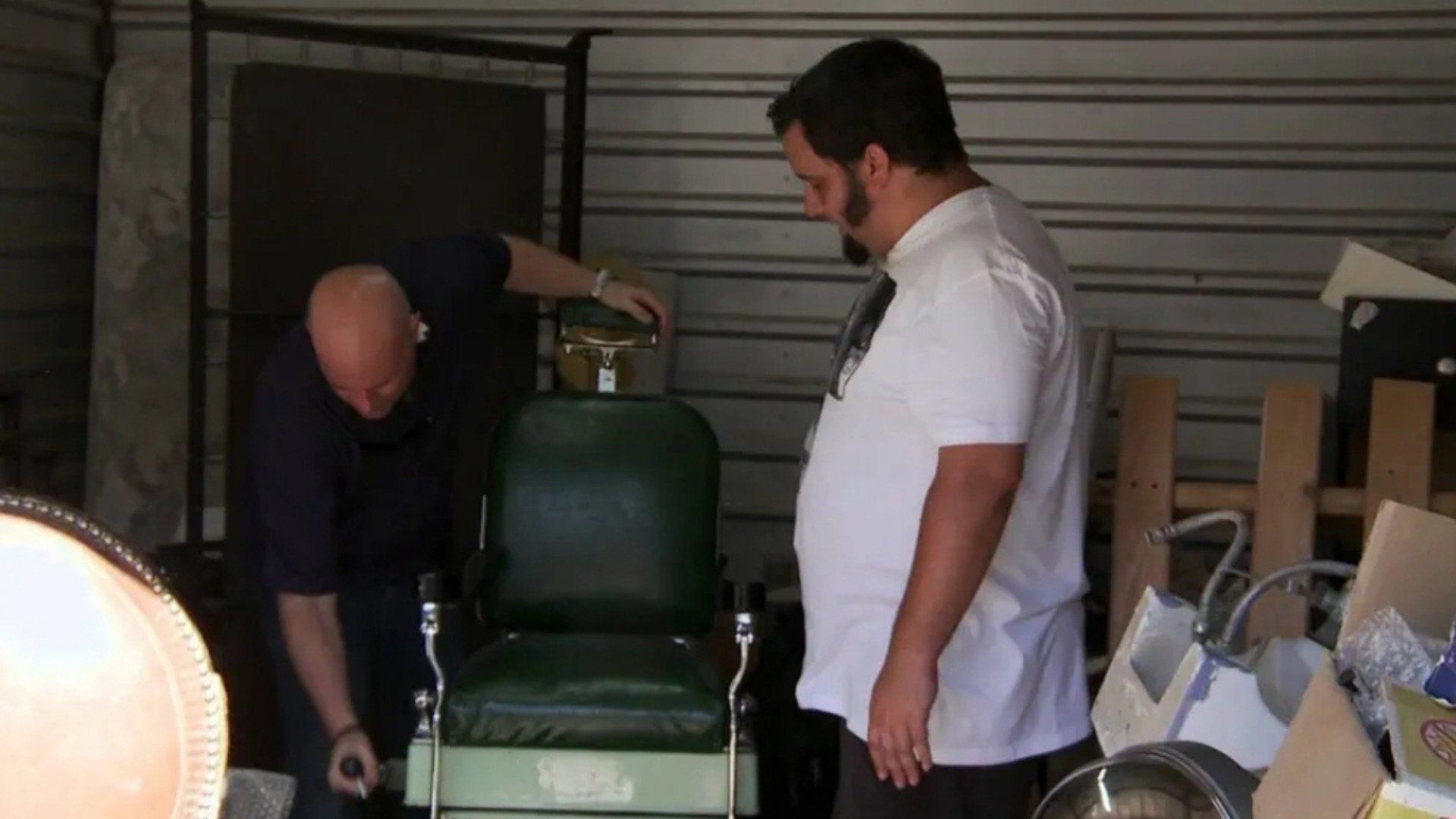 Storage Hunters background
