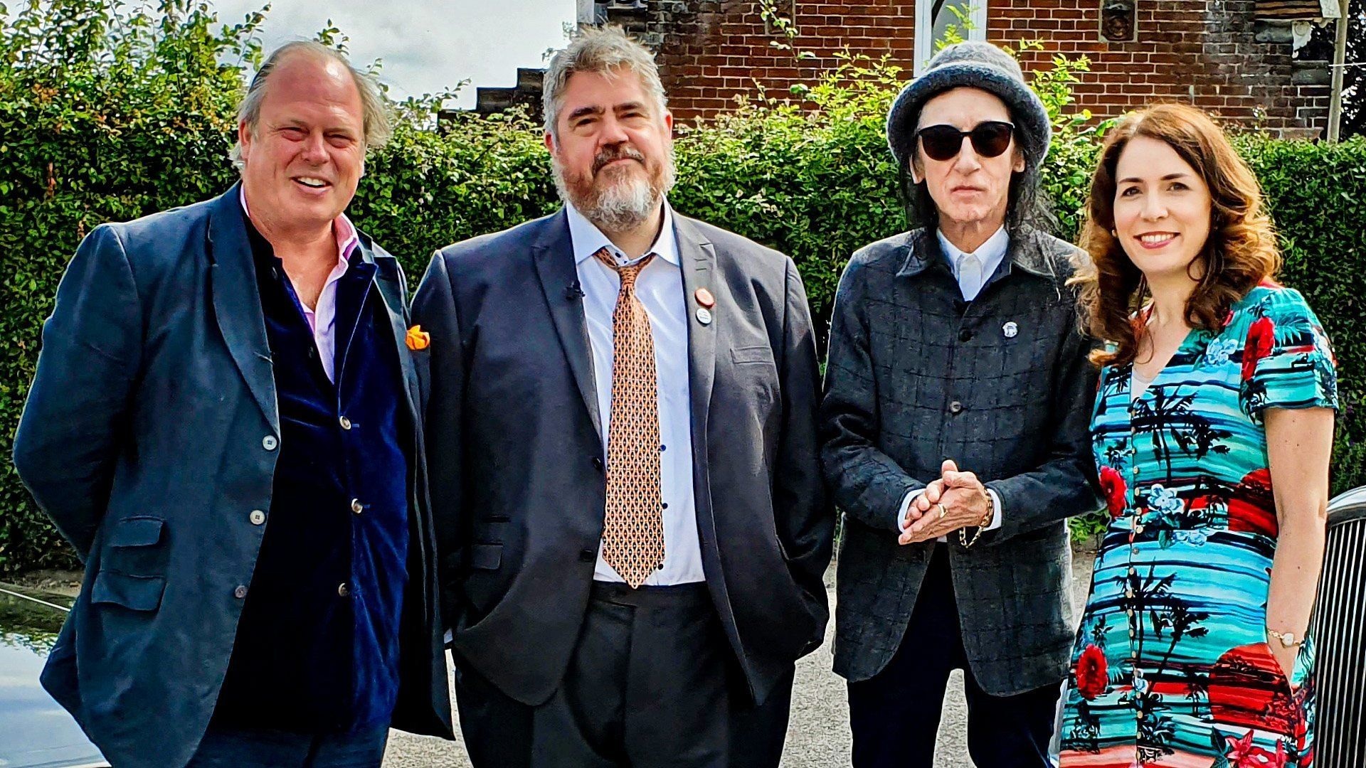 Celebrity Antiques Road Trip background
