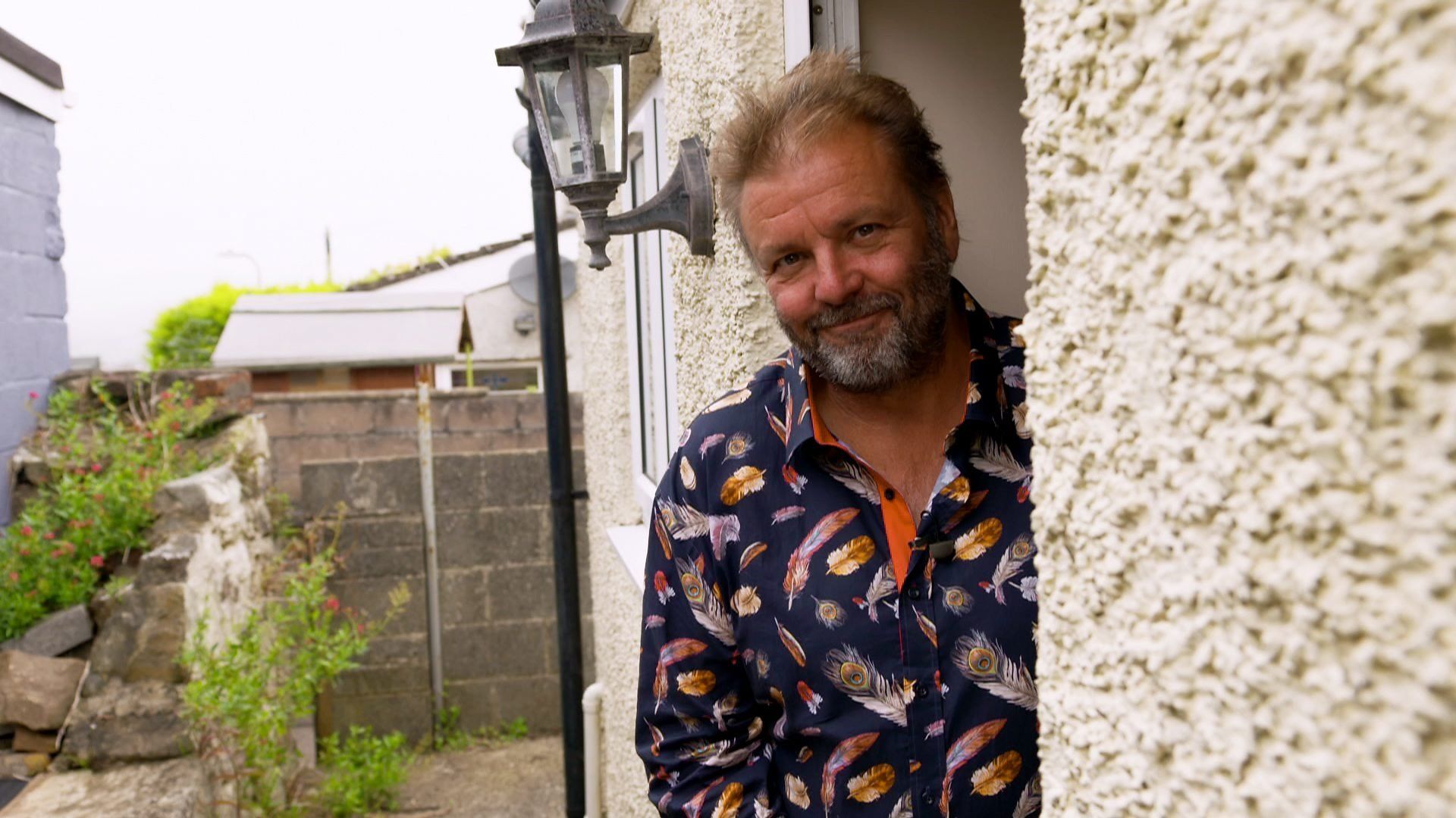 Homes Under the Hammer background